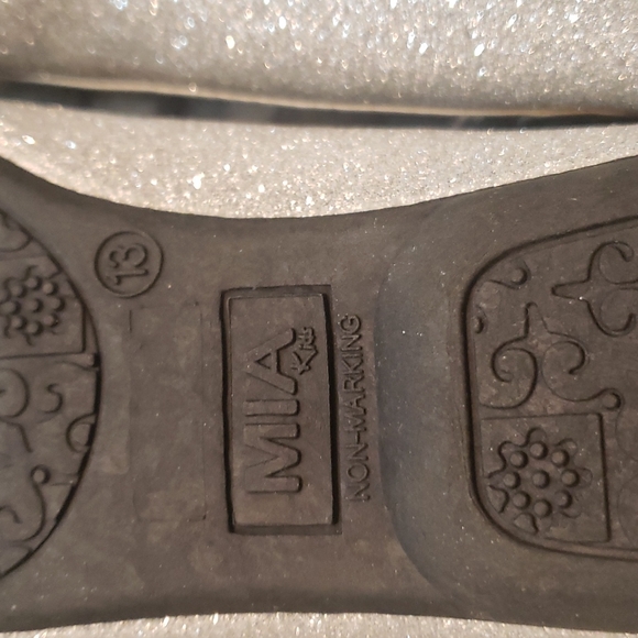 NWOT MIA Kids SILVER SPARKLE SHOE - Picture 6 of 7